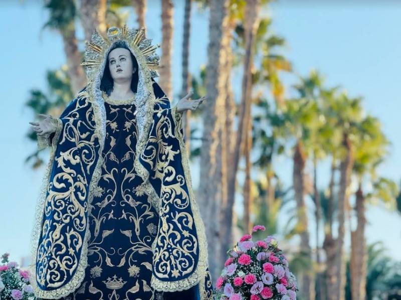 Impressive procession in Aguilas as the Virgin is paraded around town