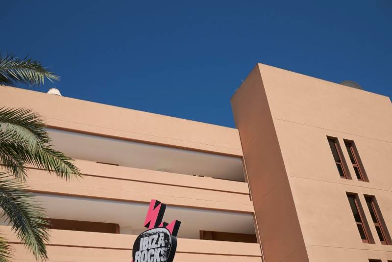 Two separate balcony falls in the Balearic Islands leave one man dead and another seriously injured