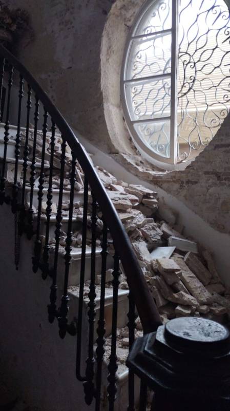 Evacuation after staircase collapse in historic Cartagena building
