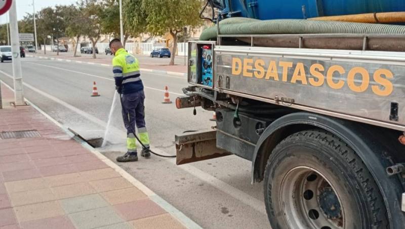 The people of Los Alcázares cross their fingers as rain threatens the Mar Menor area